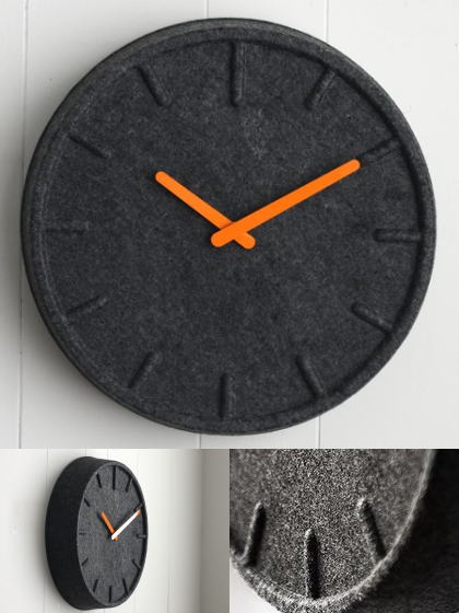 フェルト製の掛け時計 表情のある素材感とオレンジカラーの時計の針が ...